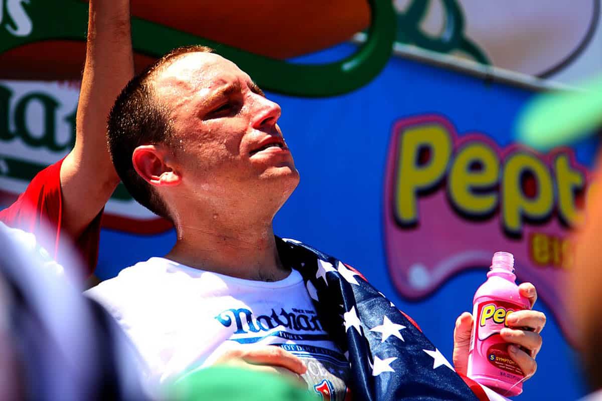 Joey_Chestnut_2010_Nathan's_Victory.