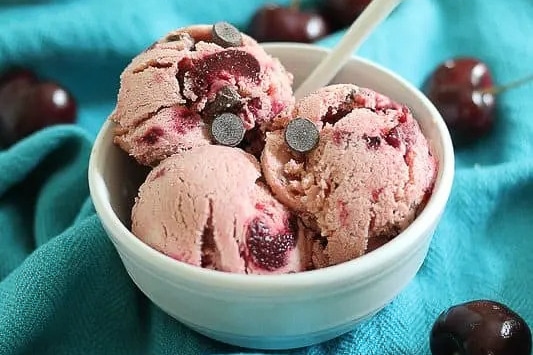 Roasted-cherry-chocolate-chip-frozen-yogurt.jpg.