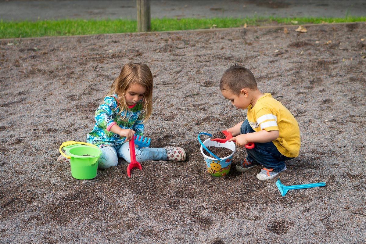 children digging.