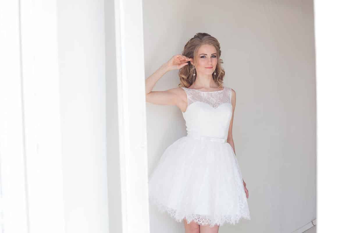 white short wedding dress.