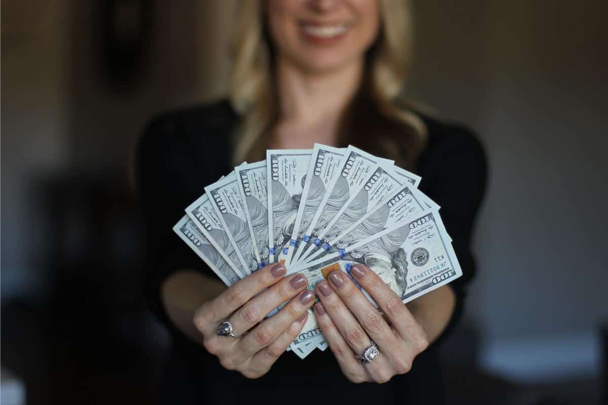 woman with fan of bills.