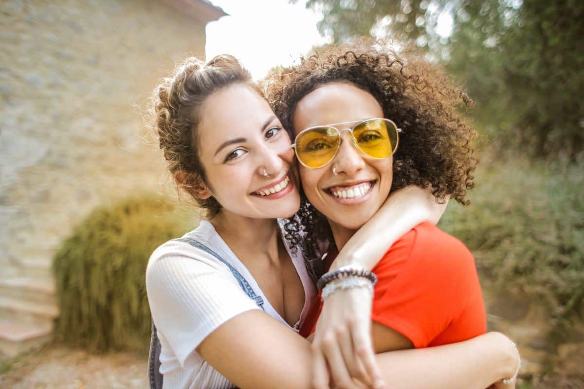 2 women hugging.