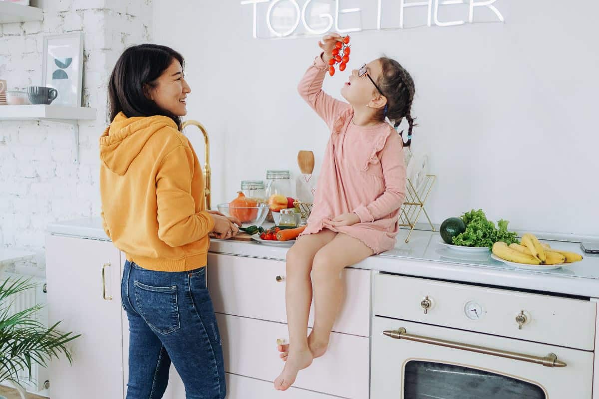 Mon and child eating healthy.