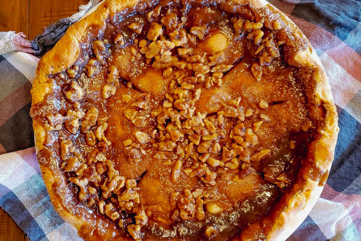 apple-pie-with-caramel-walnut-topping.