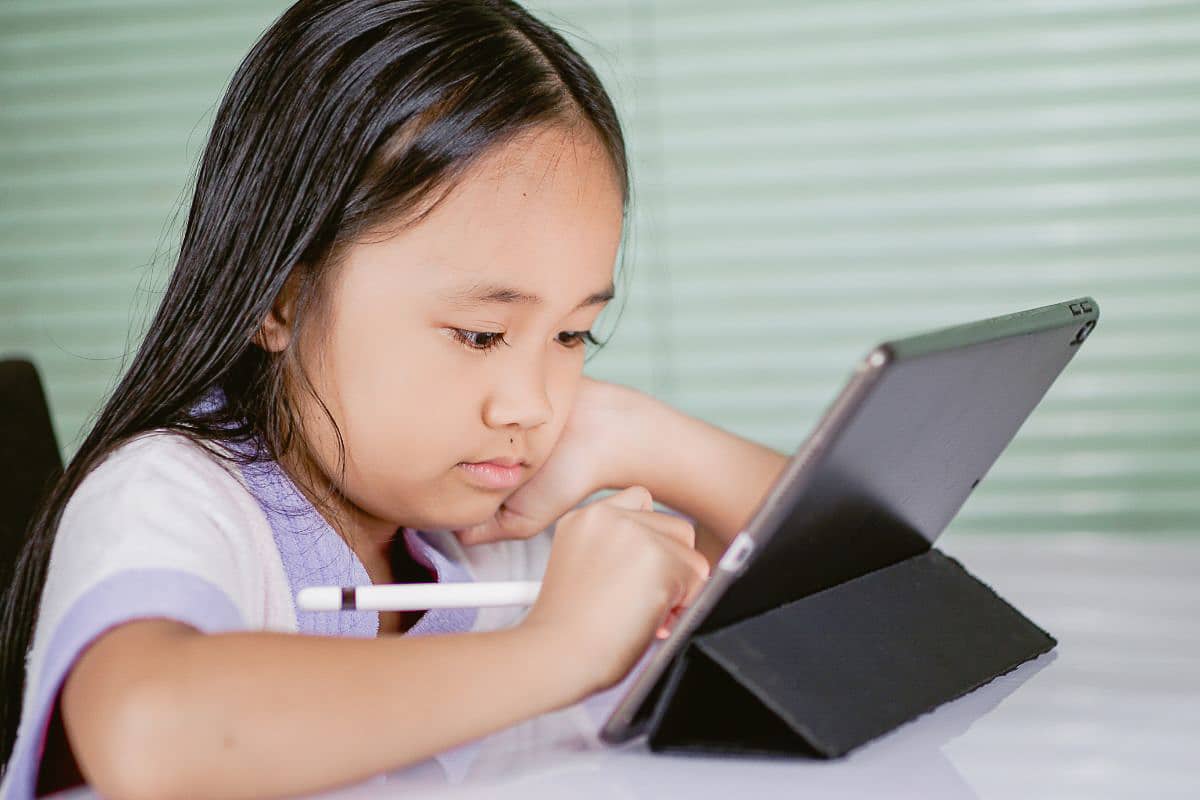 child using computer.