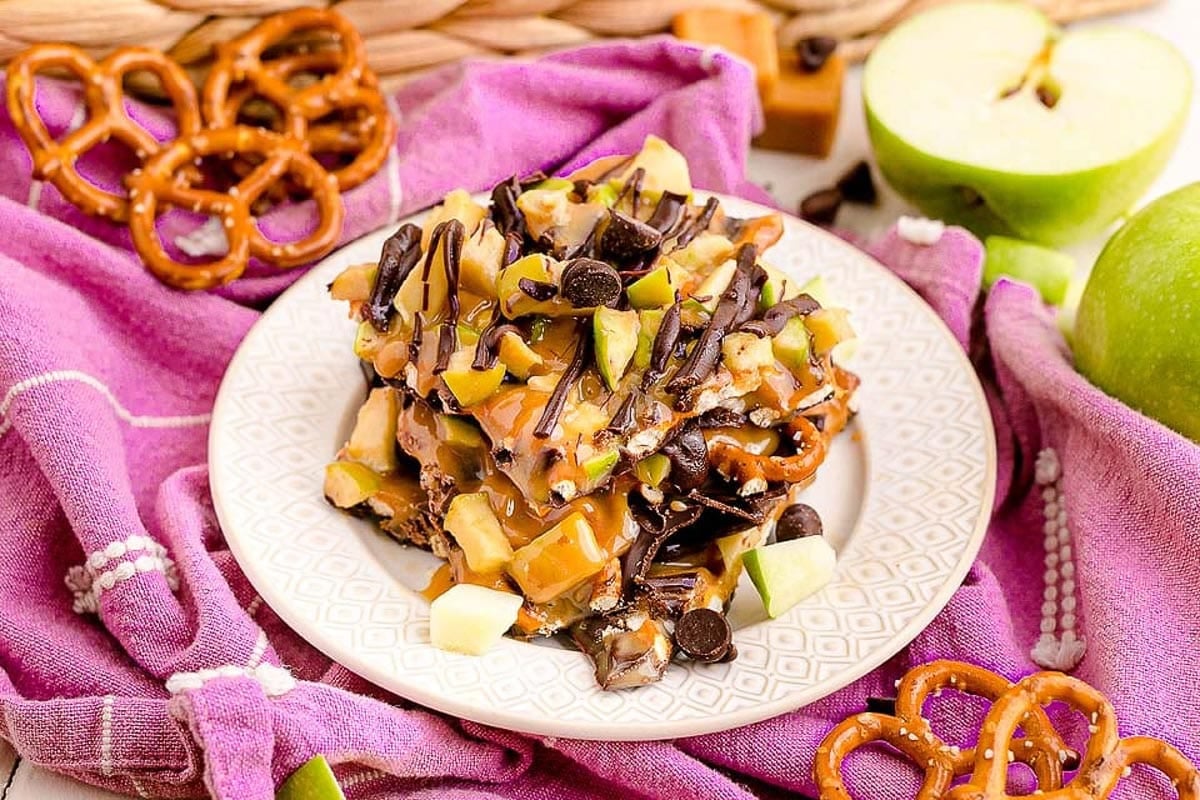 easy_caramel_pretzel_apple_bark_bella_bucchiotti_1.