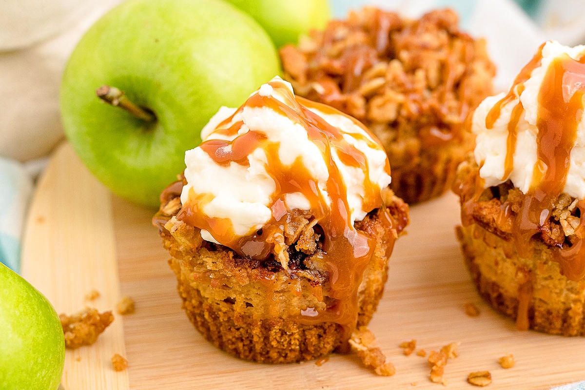 mini_caramel_apple_cheesecakes_with_streusel_topping-001.