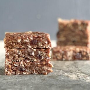 main image low FODMAP snack bars on stone surface.