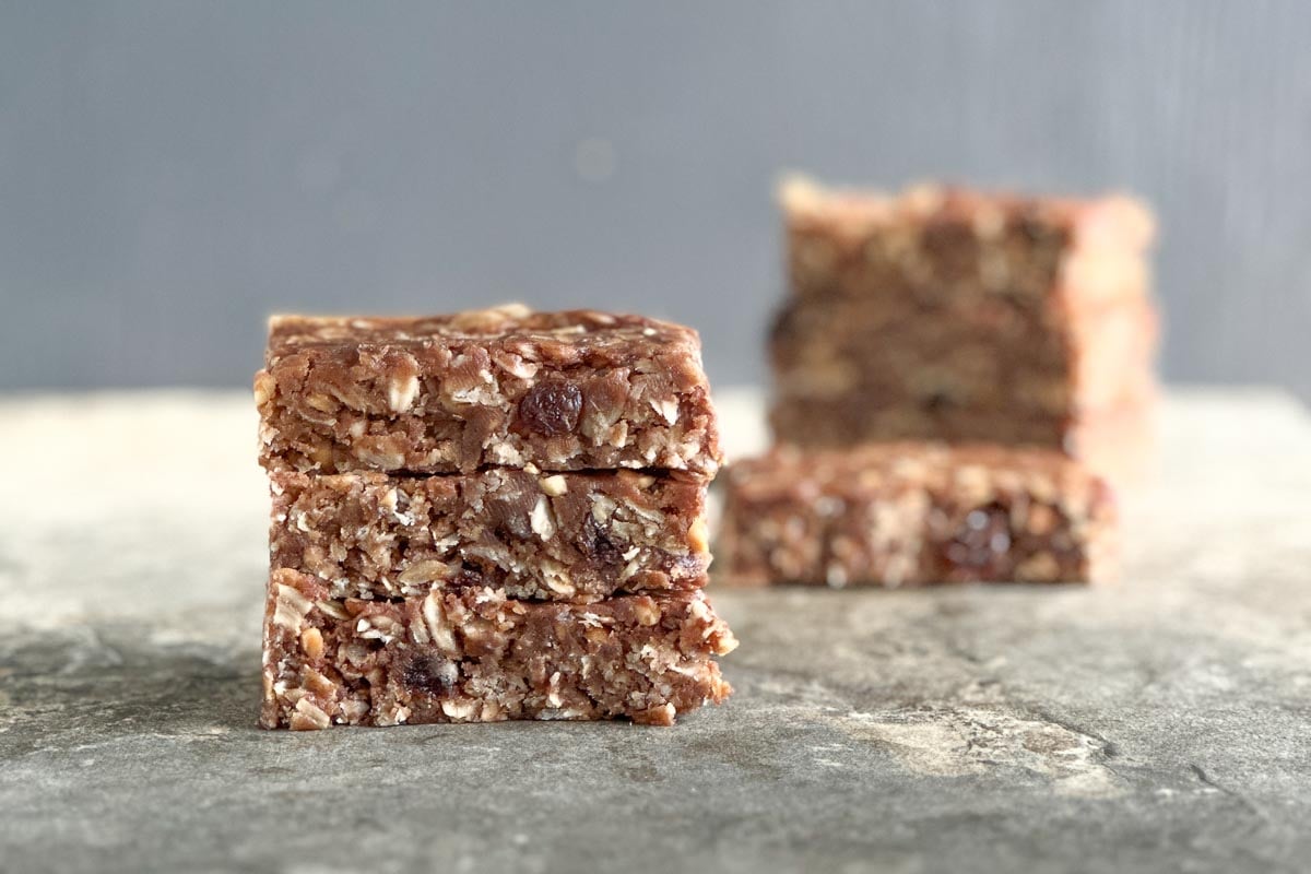 main image low FODMAP snack bars on stone surface.