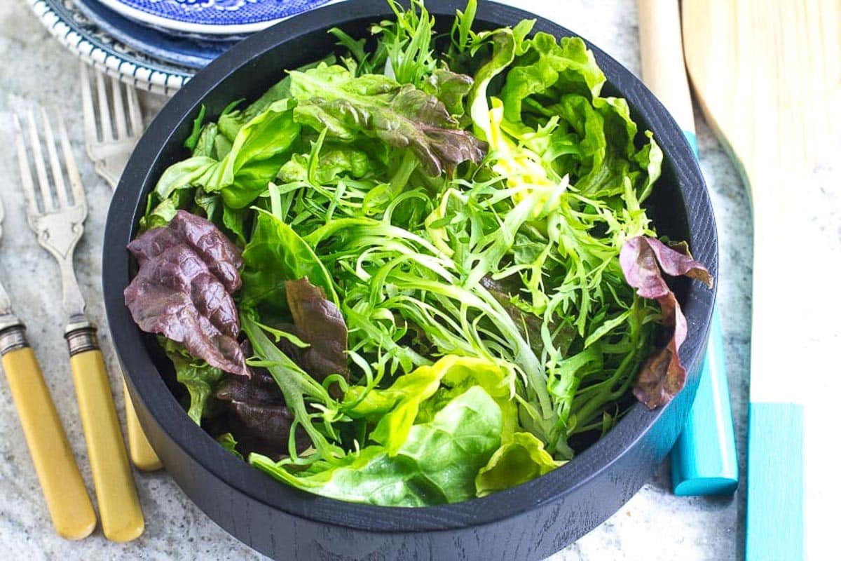 No-FODMAP-Leafy-Green-Salad-in-wooden-bowl.