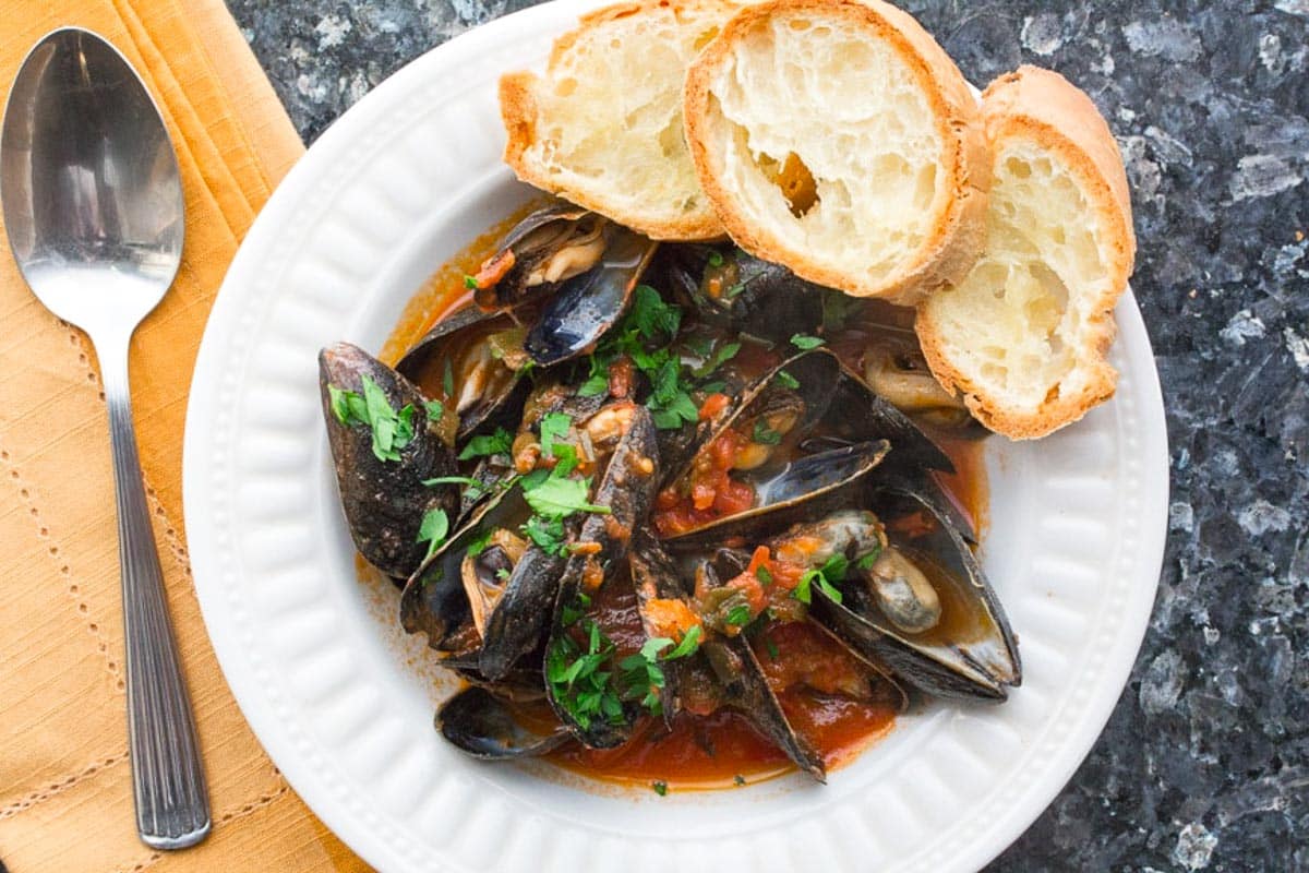 mussels-with-tomato-sauce-overhead-2.