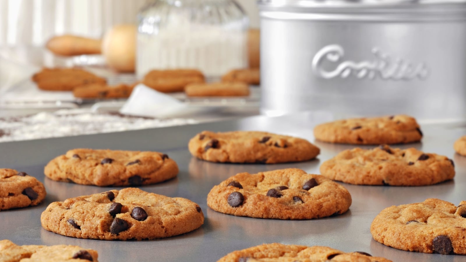 Cookies on pan. 