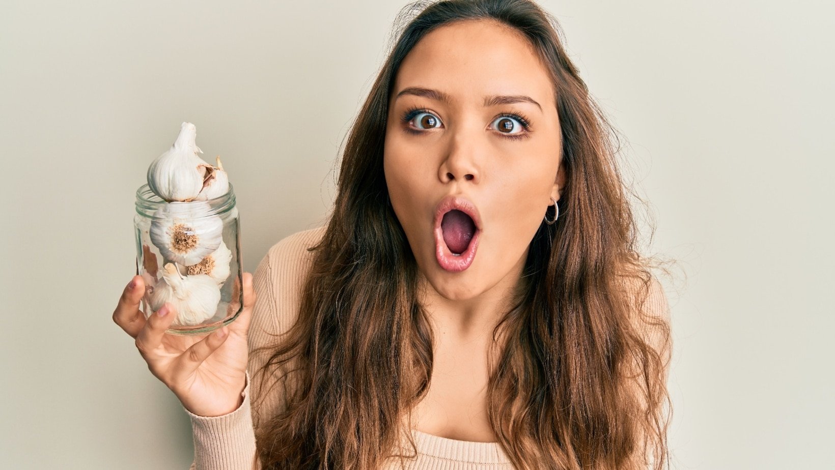 woman surprised about garlic.