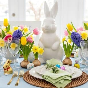 Easter table. thesohailmart via 123rf