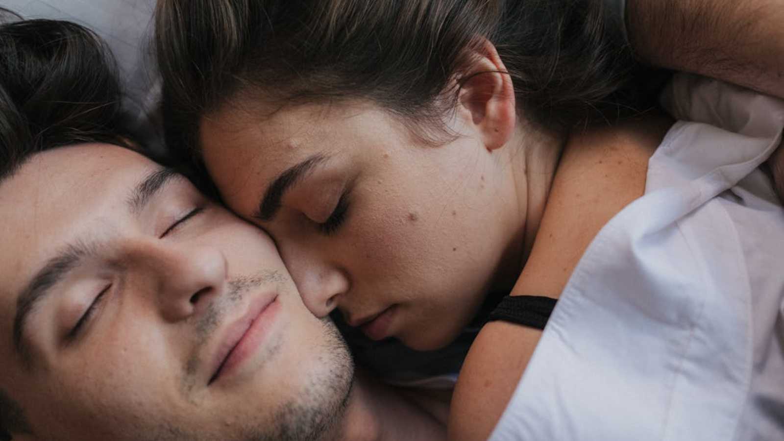 Psychology reveals 12 things men in Long-term love do