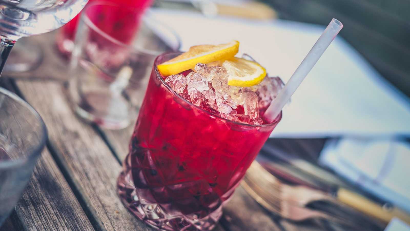 things flight attendants avoid to order on planes and why you shouldn’t either