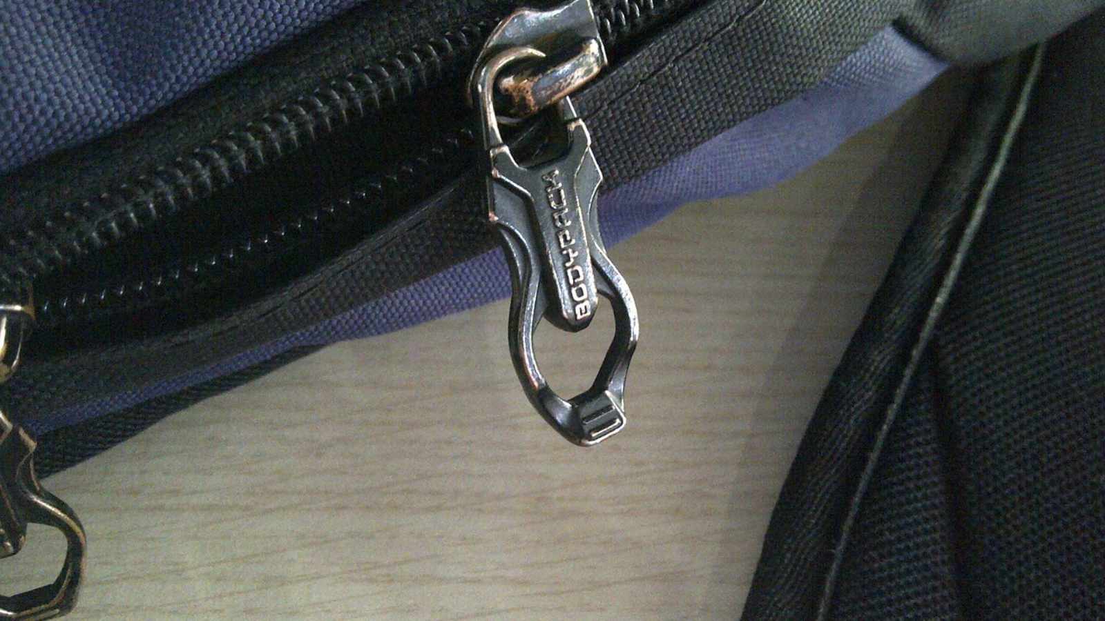 Keep bags zipped in public spaces