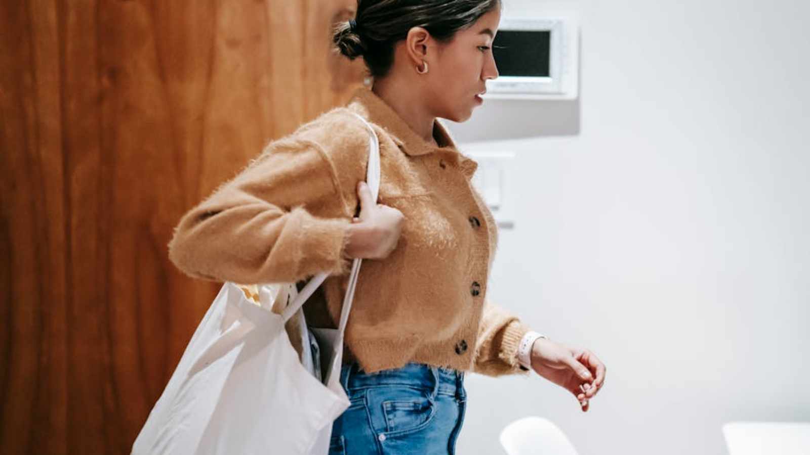 Know when to put your bag down at social events