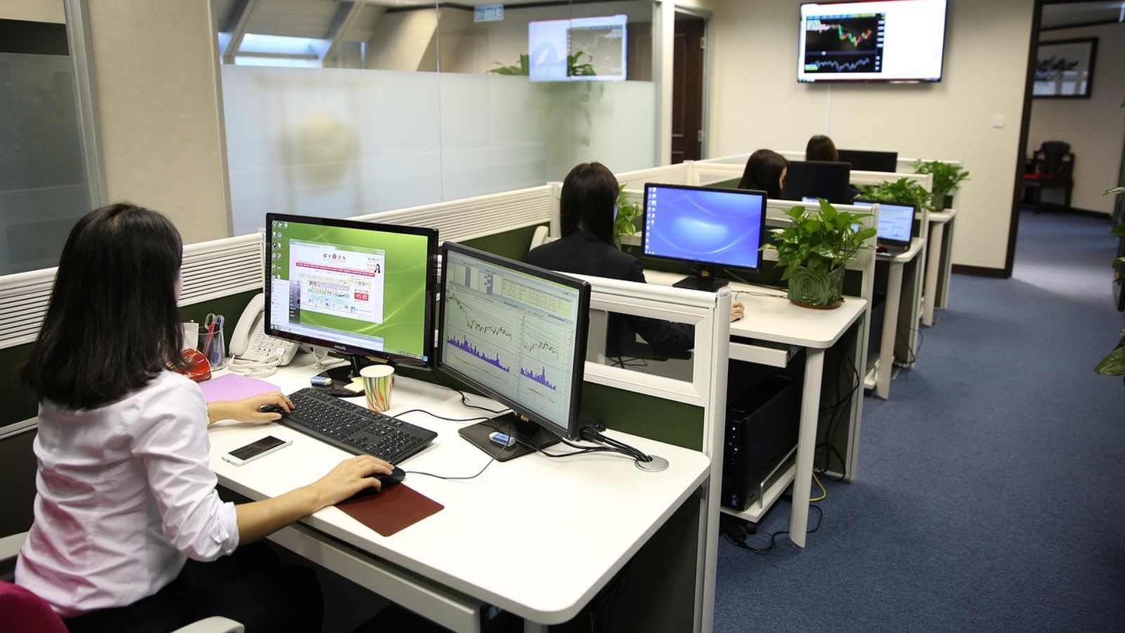 After Decades in One Job, Finding a New One Is Harder Than Ever