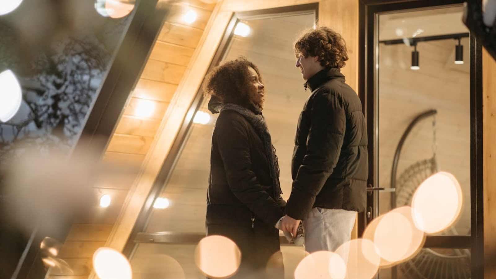 9 nonverbal ways a dating coach says you can attract women
