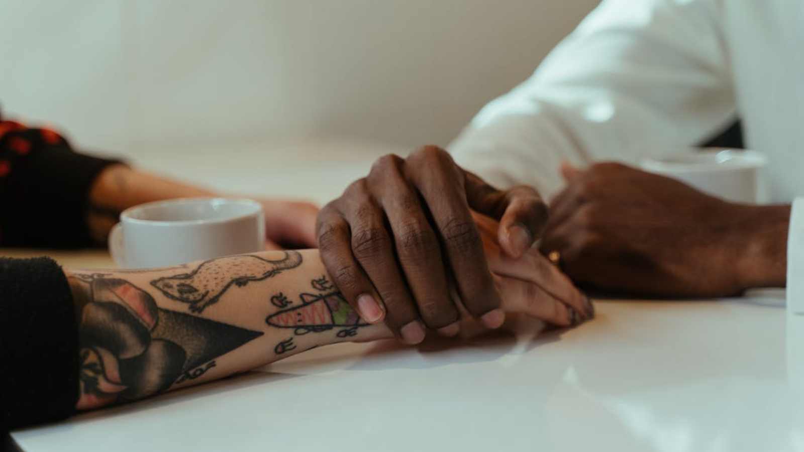 9 nonverbal ways a dating coach says you