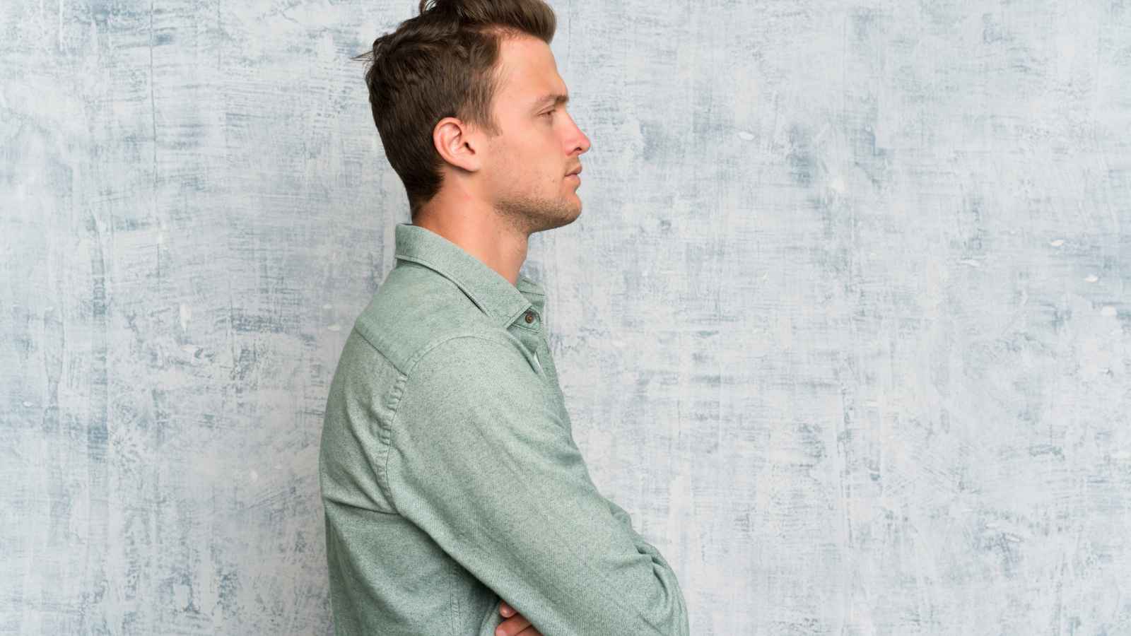 12 subtle signs someone knows they’re attractive