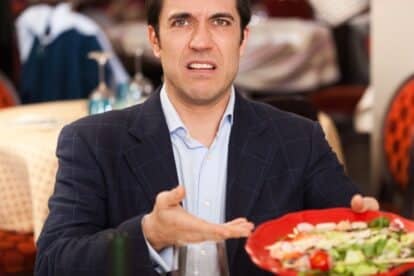 12 red flags servers spot the moment you enter a restaurant