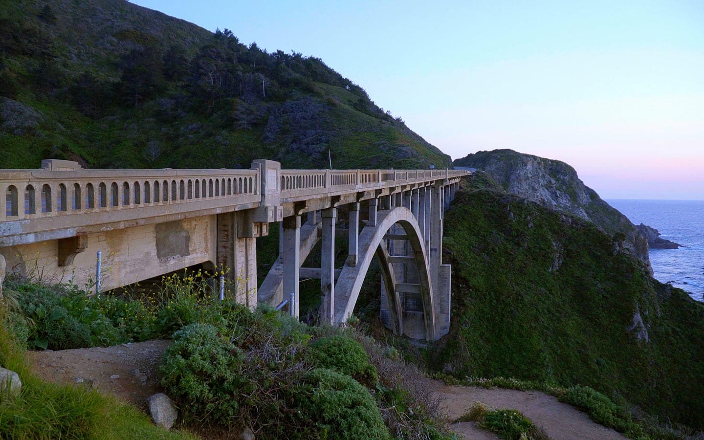 Rocky Creek bridge Big Sur Pacific Coast. 4kclips via 123rf