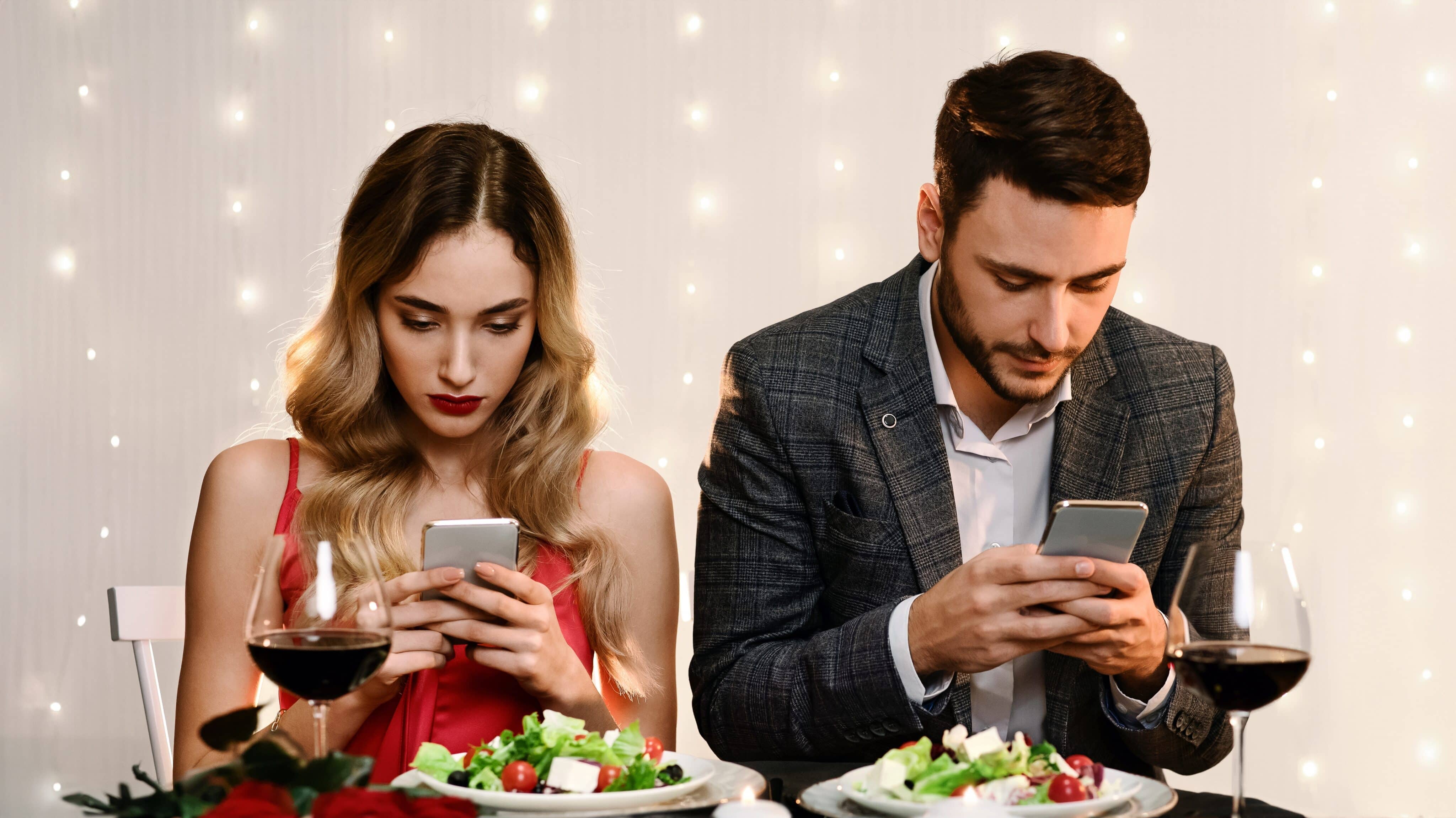 Social,Media,Addiction,Concept.,Couple,Spending,Time,With,Their,Smartphones