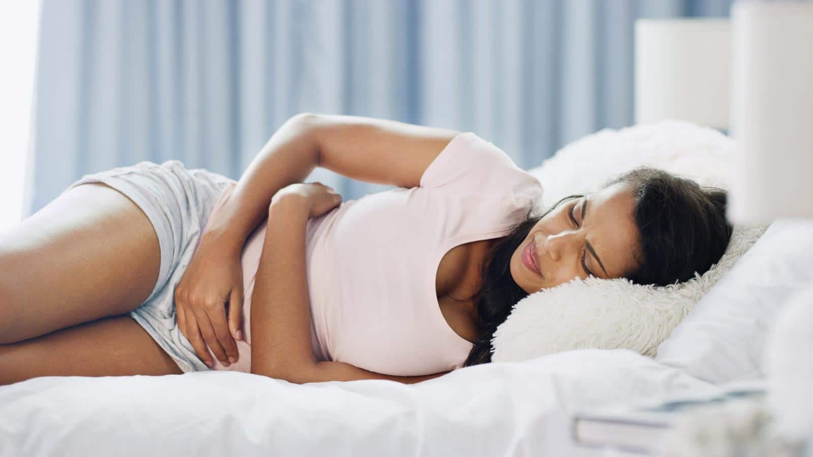 woman holding belly. Gut pain. peopleimages12 via 123rf.