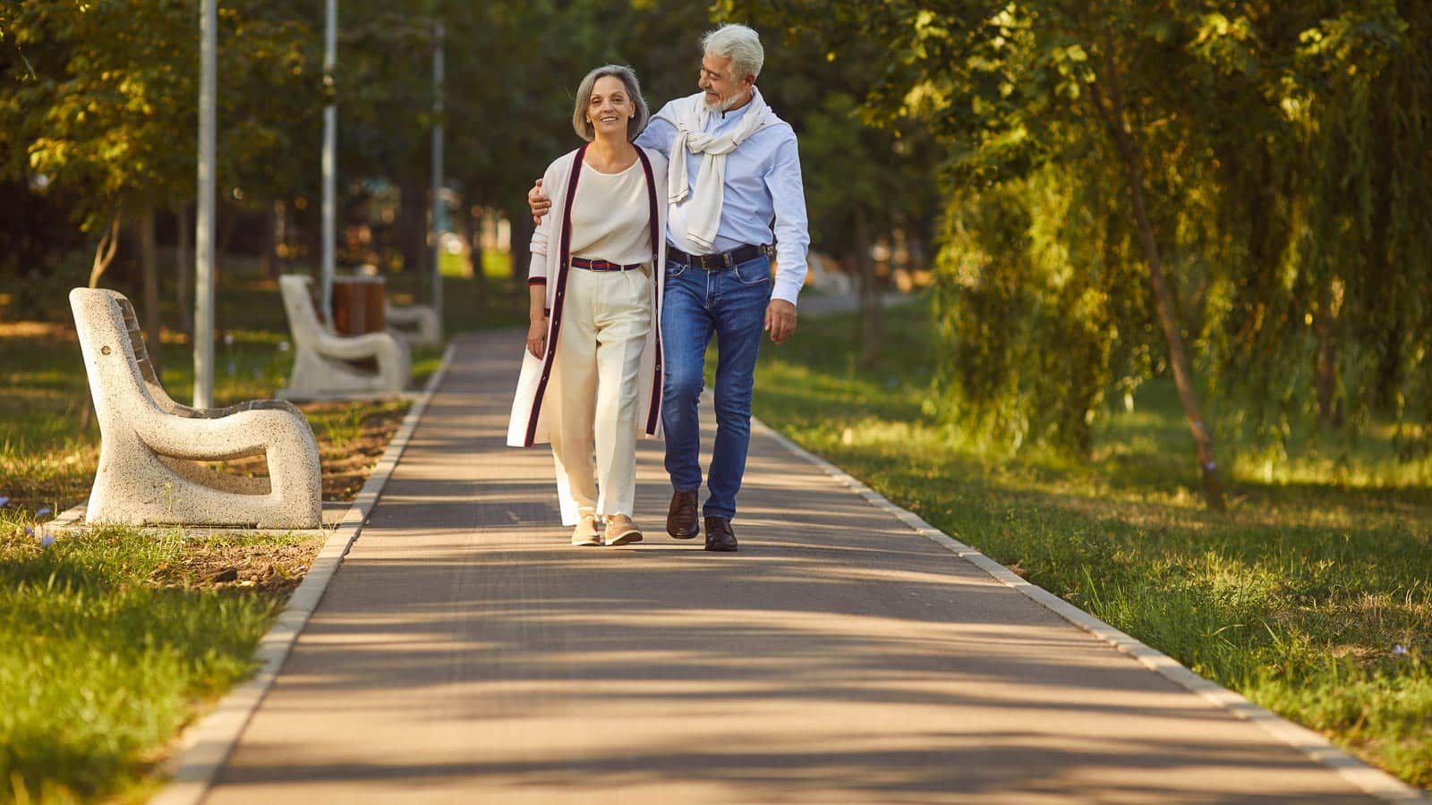 couple walking. lacheev via 123rf