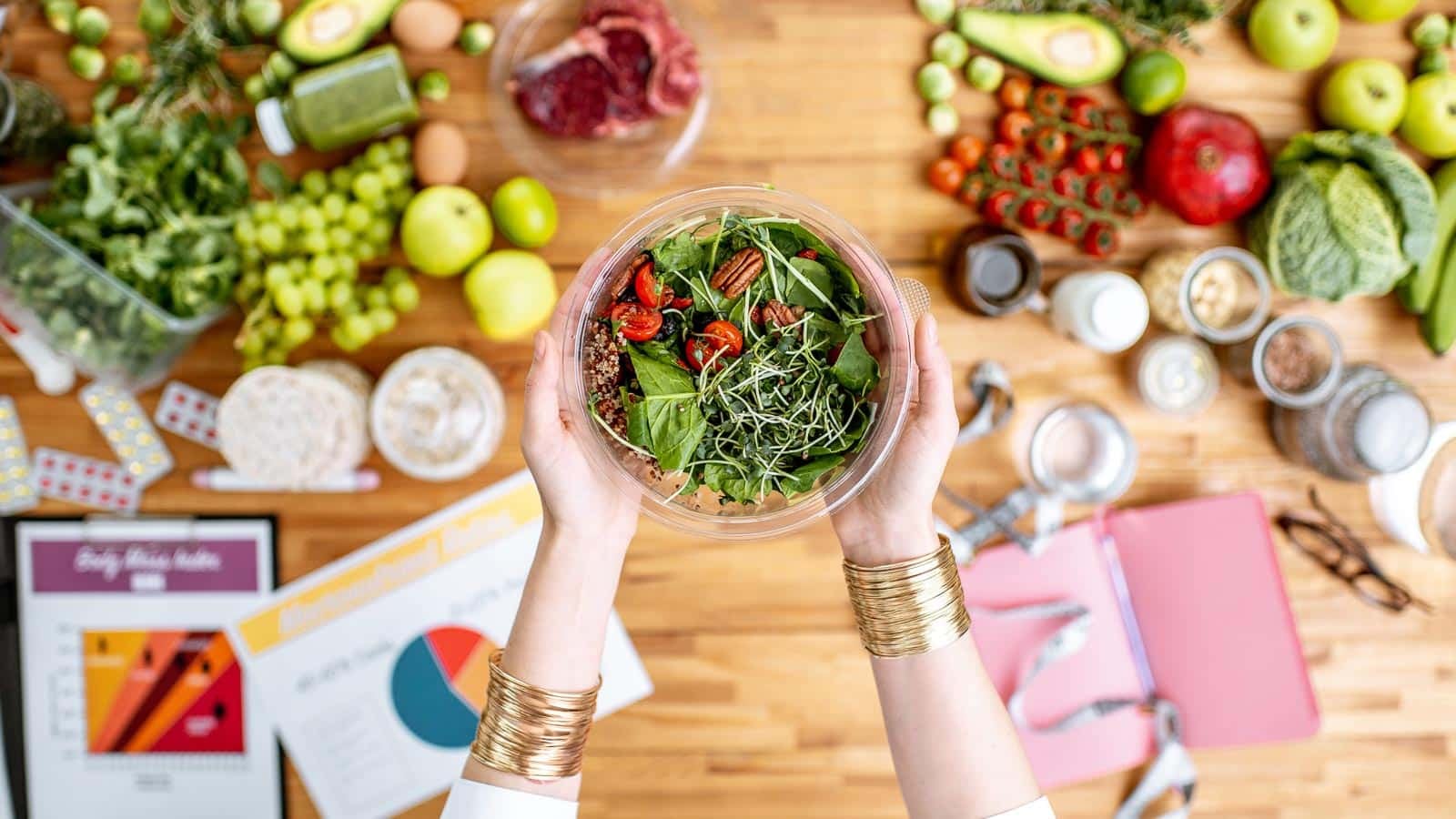 dietitian holding salad. rh2010 via 123rf