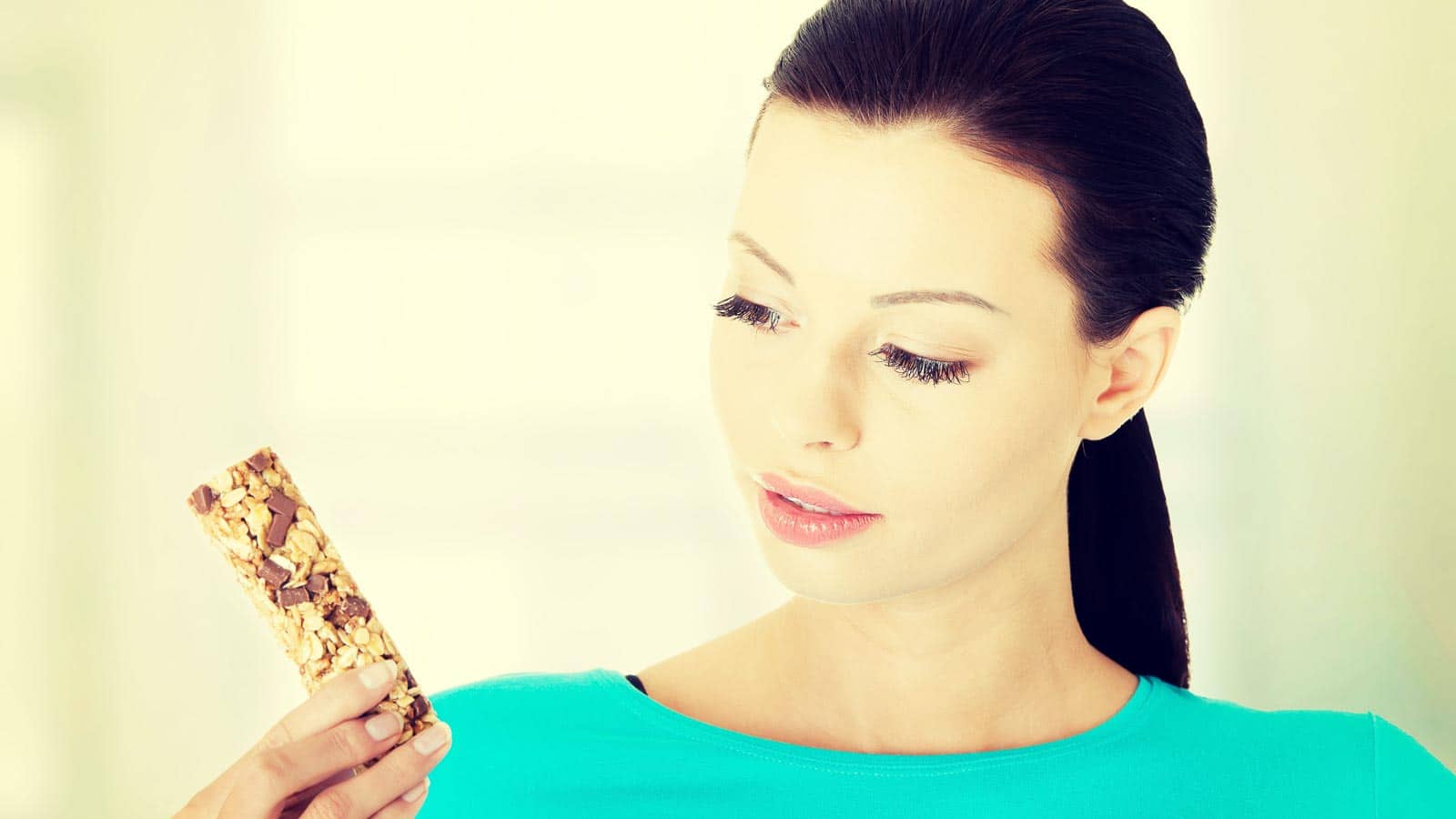 woman looking at snack bar. bds via 123rf
