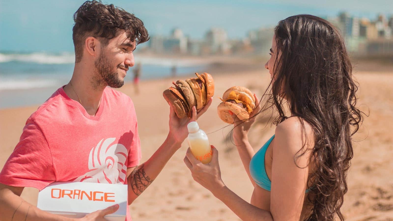 Couple enjoying burgers. Lucas Andrade via Pexels.