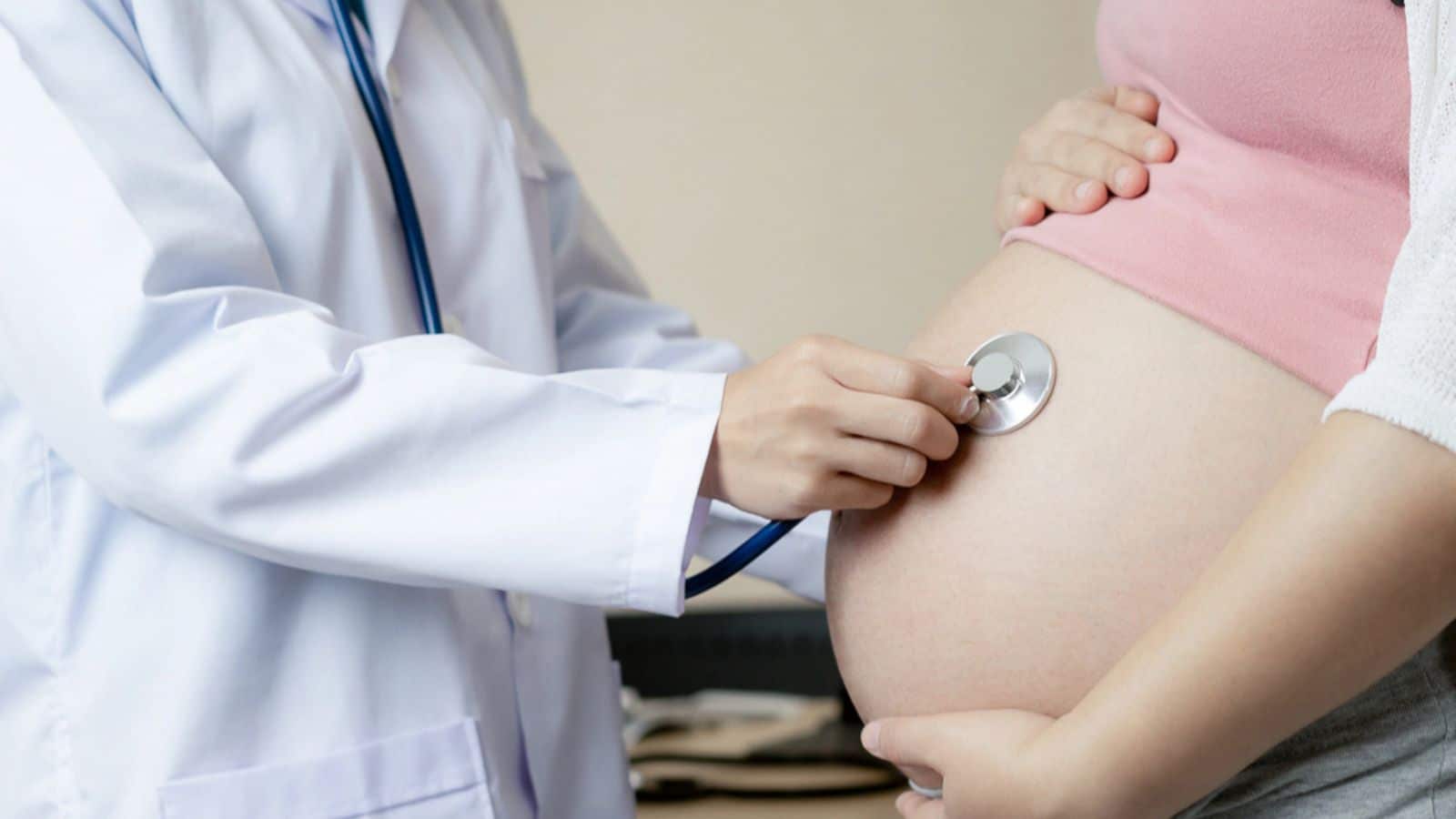 Doctor checking a pregnant woman