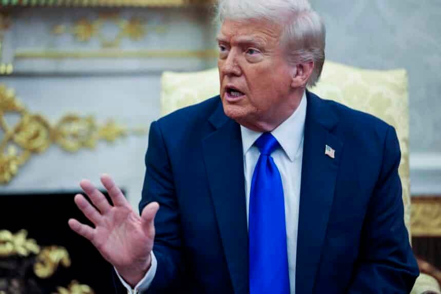 October 7, 2025, Washington, District Of Columbia, USA: United States President Donald J Trump, center left, alongside US Vice President JD Vance, center right, US Secretary of State Marco Rubio, center right, and US Secretary of Commerce Howard Lutnick, right, second right, meet with Prime Minister Mark Carney of Canada, left, in the Oval Office of the White House in Washington, DC, USA, 07 October 2025. The two are expected to discuss the Trump administration’s tariffs on Canadian steel, lumber and automobiles, along with other goods.07 Oct 2025
Pictured: October 7, 2025, Washington, District Of Columbia, USA: United States President Donald J Trump makes remarks to the media as he meets with Prime Minister Mark Carney of Canada in the Oval Office of the White House in Washington, DC, USA, 07 October 2025. The two are expected to discuss the Trump administration’s tariffs on Canadian steel, lumber and automobiles, along with other goods.
Photo credit: ZUMAPRESS.com / MEGA